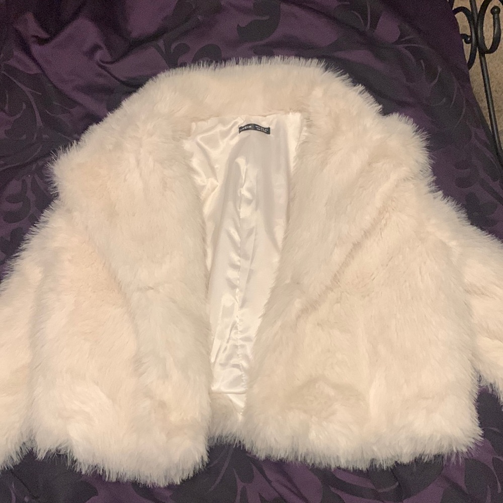 white hella fuzzy hella boujee winter coat size m us7